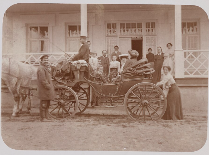 Lucyna Kotarbińska przed domem w Paulinowie przed odjazdem do Florianowa